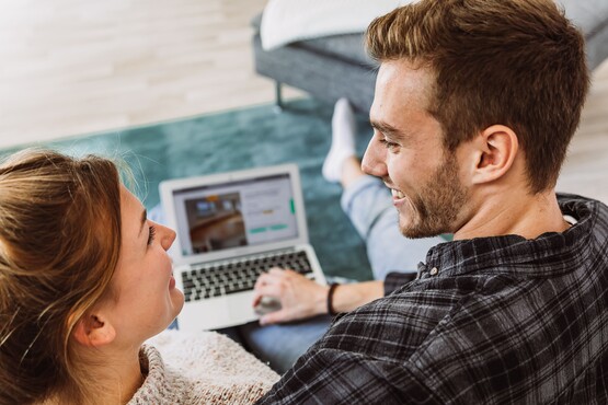Junges Paar sucht online nach Mietwohnung in Cuxhaven