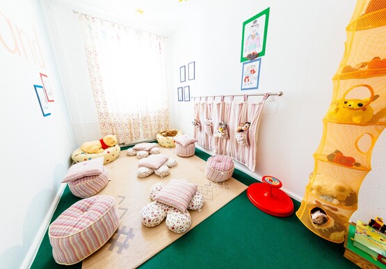 Spielzimmer mit Kissen zum Spielen für Kinder