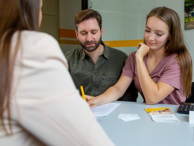 Ein Paar beim Ausfüllen ihres Wohnungvertrages 