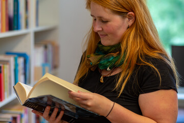 CD7A5929.jpg Frau in der Mieterbibliothek in der Gelben Galaxie