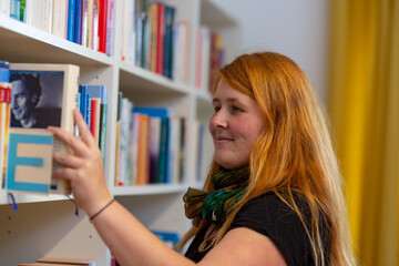 CD7A5924.jpg Frau in der Mieterbibliothek