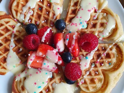 Selbstgemachte Waffeln mit Früchten