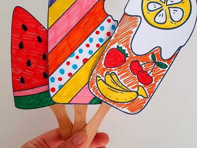 Selbstgebastelte bunte Eisstiele aus Papier mit kreativen Mustern und Früchten