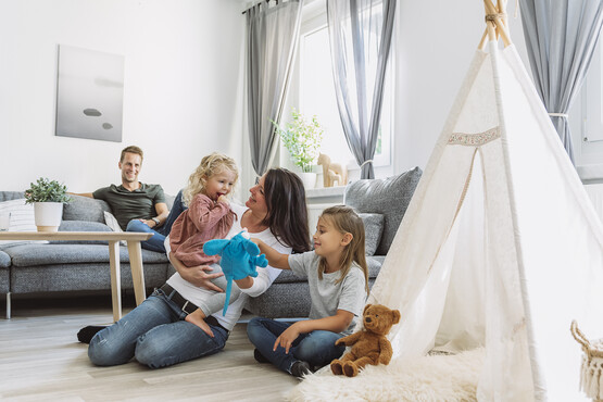 7317_1.jpg Familie in ihrer neuen Wohnung