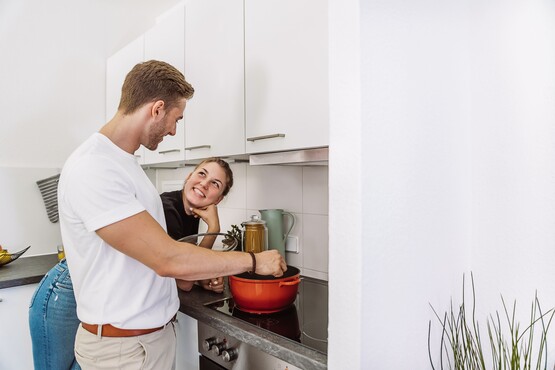 6700_1.jpg Pärchen beim kochen in ihrer Küche