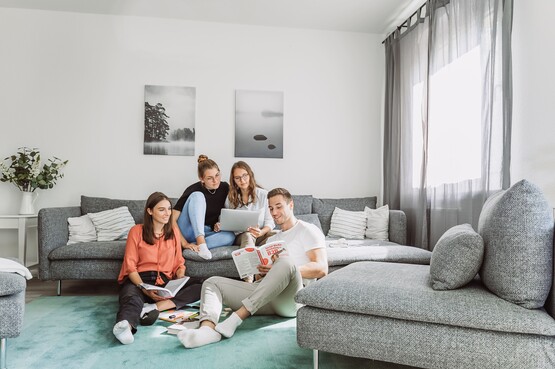 69401.jpg 4 junge Menschen in einem Wohnzimmer