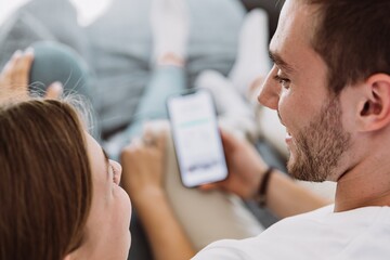 GCP App Eine Frau und ein Mann schauen auf ein Handy
