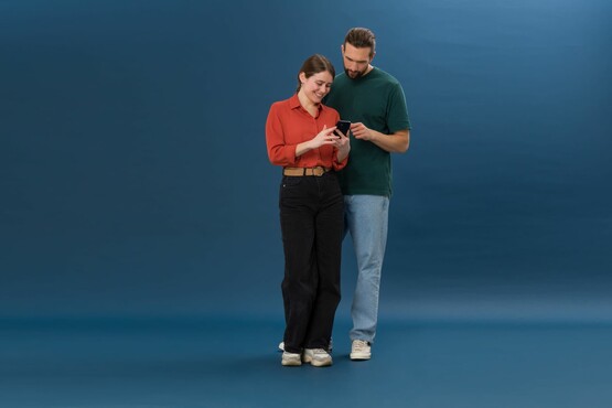 gcp-young-couple-smartphone-erfahrungen.jpg
