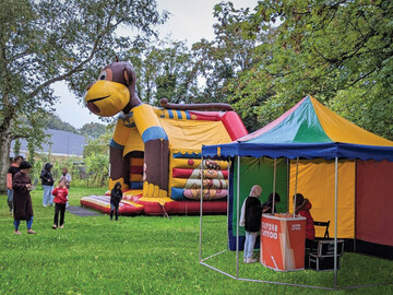 Hüpfburg und Stand auf dem GCP Herbstfest