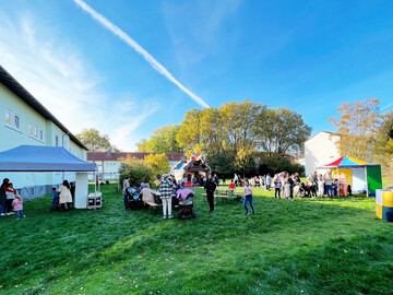 Mieterfest mit Hüpfburg und Ständen