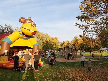 Hüpfburg und Spielplatz