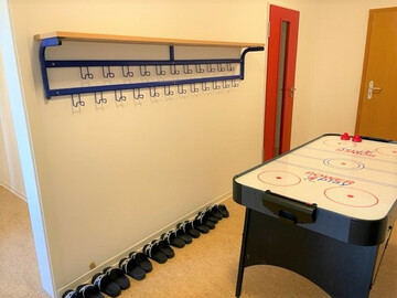 1_GCP_Übergabe_Kinderhaus Arche_Herzlich willkommen_Eingangsbereich mit Garderobe und Airhockey_Quelle Die Arche.jpg