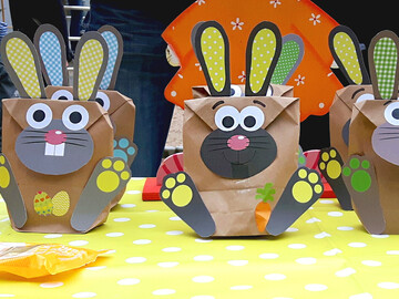 Der Osterhase besucht Mieterkinder in Leipzig-Grünau