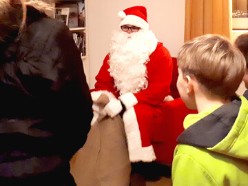 Nikolaus besucht die Gelbe Galaxie in Leipzig-Grünau