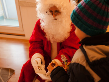 Nikolaus verbreitet festliche Stimmung bei Mietern in Chemnitz