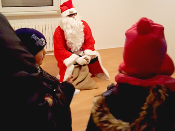 Nikolaus feiert mit großen und kleinen Mietern in Duisburg