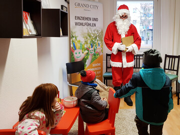 Fröhliches Dreierpack: Weihnachtsüberraschung für Mieterkinder in Leipzig