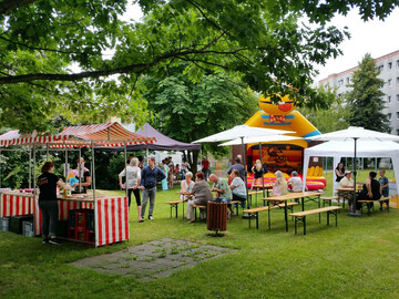Kuchen, Spiel und Spaß lockt große und kleine Mieter in Dresden