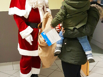Nikolaus besucht Kinder in der Neuwieder Straße in Bremen