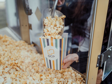 Eine Popcornmaschine mit Popcorn.  