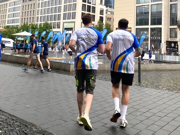 Mitarbeitende laufen für die gute Sache