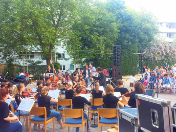 Multikulturelles Konzertspektakel auf dem Spielplatz