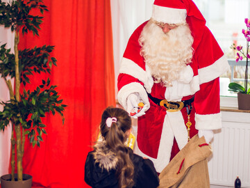 Frisch geputzte Kinderschuhe und Geschenke
