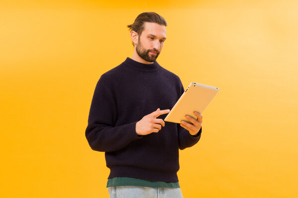 Junger Mann am Tablet sucht eine Wohnung