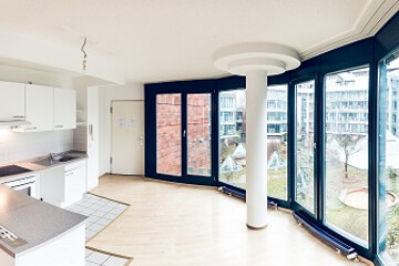 Große Fenster in einer Wohnung in Berlin, Judith-Auer-Straße
