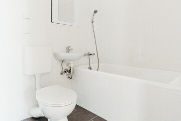 Wohnung in Berlin, Märkische Allee: WC mit Badewanne