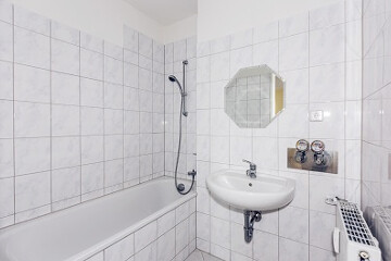 Wohnung in Bremen, Bydolekstraße: Badezimmer mit Wanne