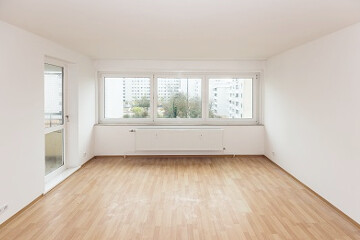 Wohnung in Bremen, Bydolekstraße: Wohnzimmer mit großen Fenstern