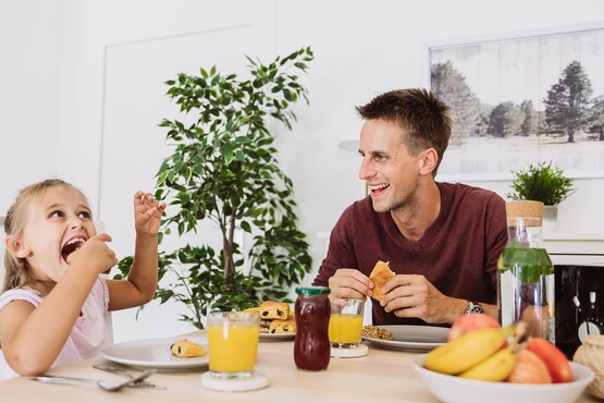 Mann und Kind in einer Wohnung in Duisburg