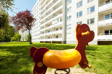 Wohnungen in Halle: Aussenansicht vom Spielplatz