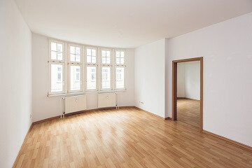 Wohnung in Magdeburg: Zimmer mit breiter Fensterfront