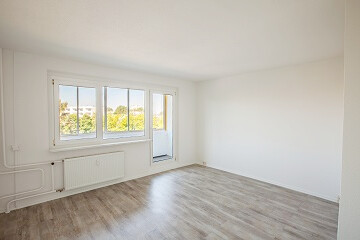 Wohnung in Neubrandenburg, Alfred-Haude-Straße: Wohnzimmer und Tür zum Balkon