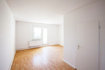Wohnung in Neubrandenburg: Wohnzimmer und Tür zum Balkon