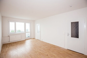 Wohnung in Rostock, Blockmacherring: Wohnzimmer und Balkon